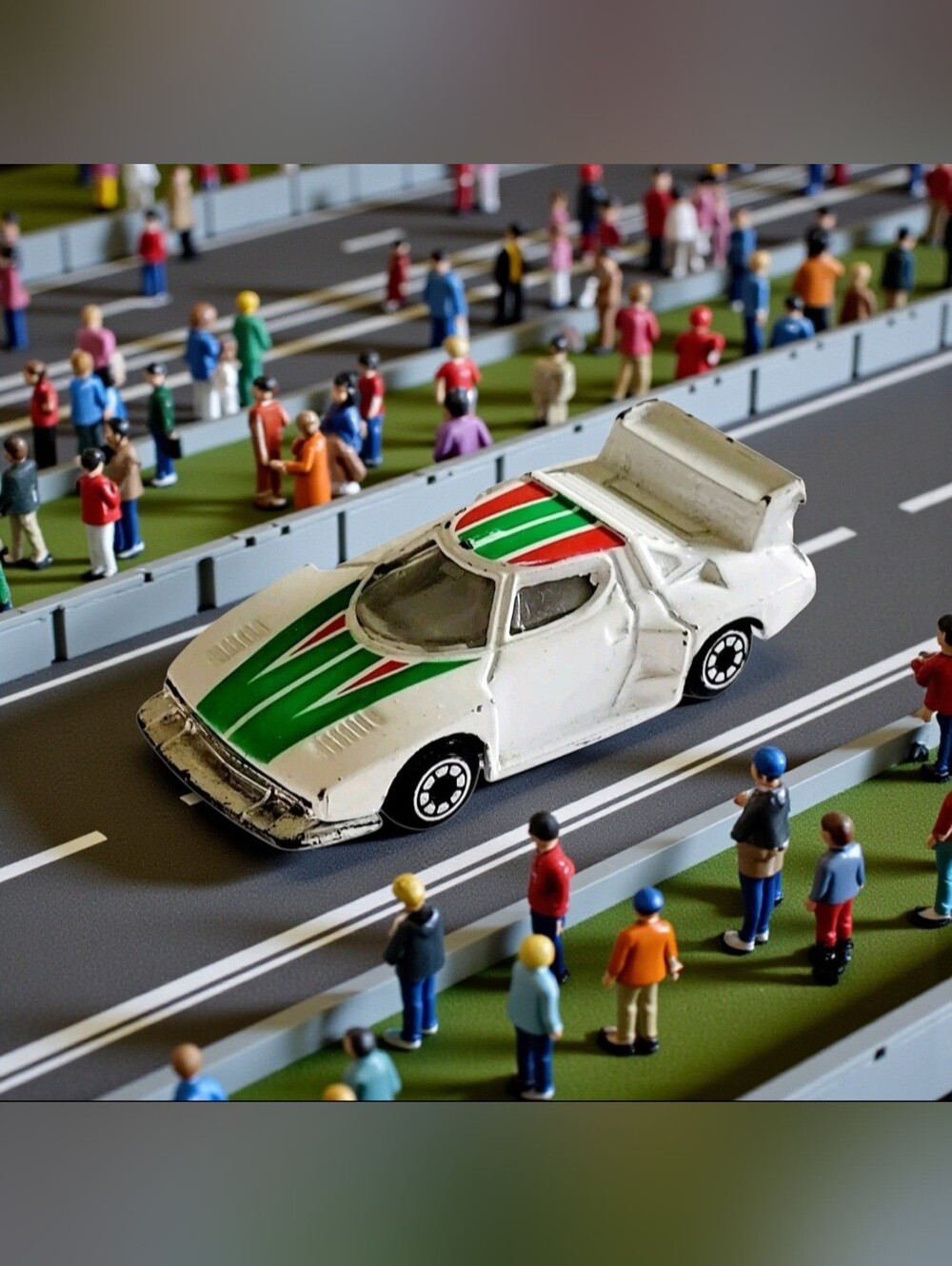 Welly Lancia Stratos Turbo White W/ Red & Green Racing Stripes Die-Cast 1:64 Car